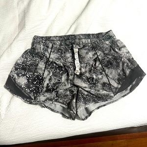 Lululemon Hotty Hot 2.5” Size 6 Grey Silver Reflective